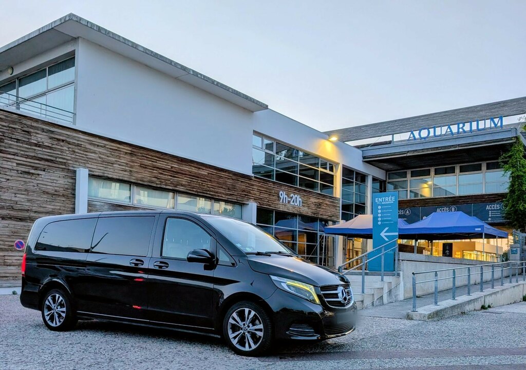 Mercedes Classe V noir du taxi conventionné MC21 devant l Aquarium de La Rochelle