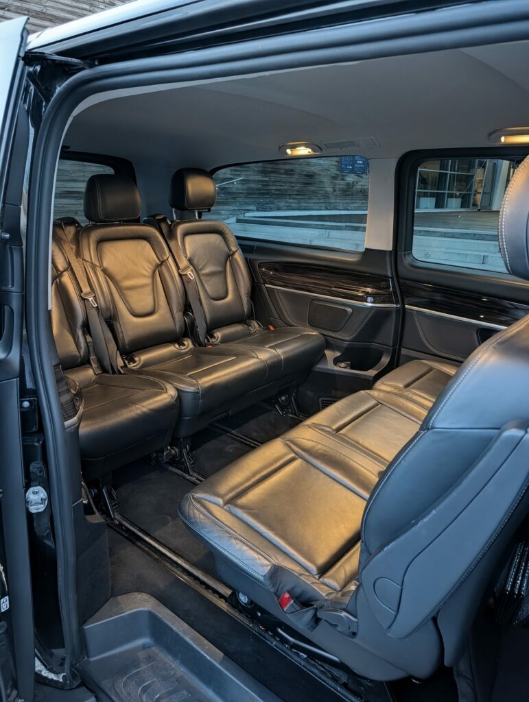 Intérieur cuir noir 7 places de la Mercedes Classe V — confort des patients transportés